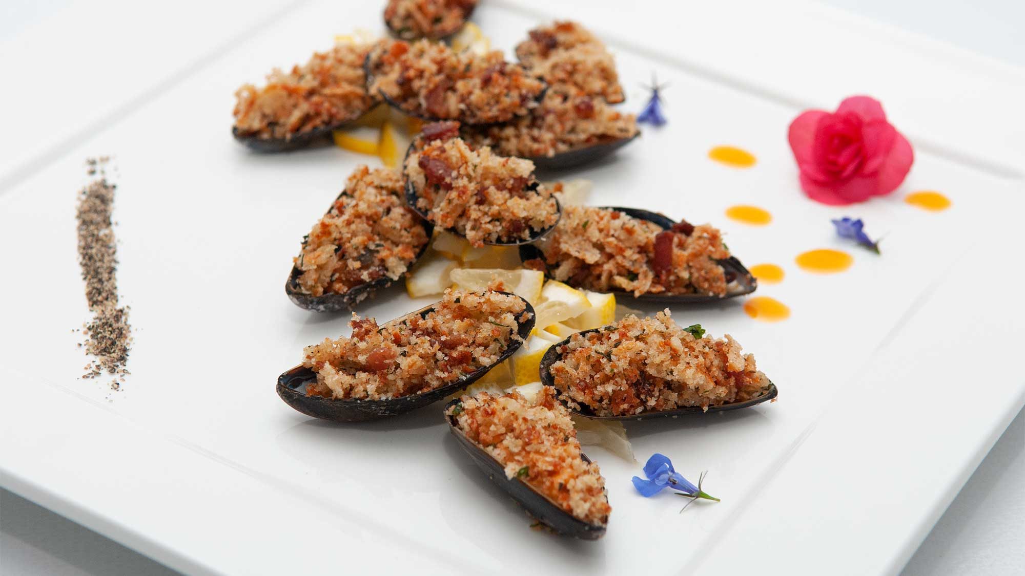 Plated blue mussel au gratin